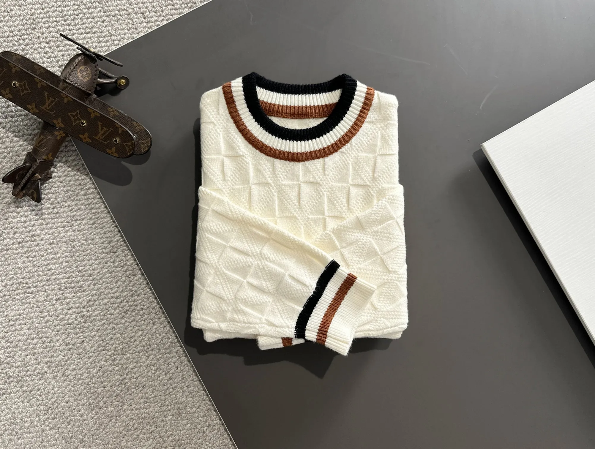 Next day shipping P360 Big Goose 2025 official website latest autumn and winter sweaters, popular models are on sale at the same time at the counter! Specially made of wool blended fabric. It feels comfortable and can be directly in contact with the skin. The logo badge is exquisitely embroidered, which is extremely eye-catching! The details highlight the fashionable charm of big brands. Exquisite workmanship. Three-dimensional cutting style. The wearing effect is invincible and handsome! All three standards are complete! Size: M-3XL